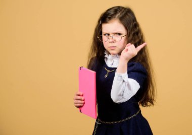 Günlük notları için not defteri. Ders çalışmak. Ev ödevi. Bilgi ve eğitim. Okula dönelim. Kağıt klasörlü küçük bir kız. Gerçekten küçük bir kız öğretmen olmak istiyor. Sınava odaklan. Boşluğu kopyala