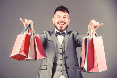 papyonda iş adamı. ağır çantalar. Olgun alışverişkolik. alışveriş çantaları ile şık bir esthete. tatil satın alma. Iş. Büyük satış. Takım elbiseli sakallı adam. satın almalarda tasarruf. online alışveriş zevk