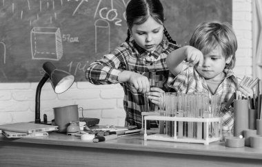 Okul kimya laboratuvarı. geri okula. Bilim ve eğitim. Kimya Laboratuvarı. mutlu çocuklar. Laboratuar araştırması-kimyasal test Için bilimsel proje. Kimya içine yaşam nefes