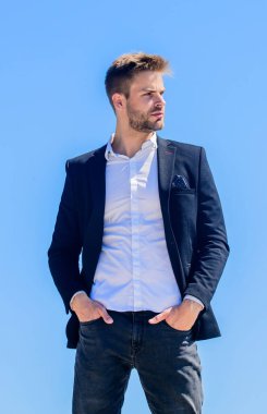Gelecekteki başarılara bakıyorum. Başarı kavramı. resmi erkek modası. Modern yaşam tarzı. Sakallı adam iş stili. Seksi maço adam. Erkek bakımı. Kendine güvenen iş adamı Yakışıklı erkek manken.