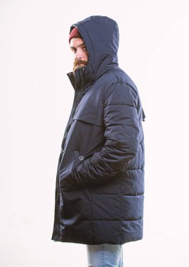 Kış kıyafeti. Hipster kış moda. Adam şapka ve siyah kış ceket giymek. Şık ve rahat. Kış şık erkek giyim. Sakallı adam ayakta beyaz arka plan üzerinde izole sıcak siyah ceket parka