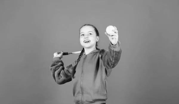 Athlete Kind Tennisschläger auf blauem Hintergrund. Aktive Freizeit und Hobby. Tennissport und Unterhaltung. Mädchen liebenswertes Kind spielen Tennis. Tennis spielen und Spaß haben. Toller Tag zum Spielen — Stockfoto