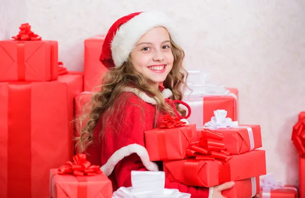Ξεπακετάρω τα Χριστούγεννα. Το παιδί ενθουσιάστηκε που άνοιξε το χριστουγεννιάτικο δώρο. Κορίτσι γιορτάζουν τα Χριστούγεννα. Το παιδί βοηθάει τον Άγιο Βασίλη. Πρωτοχρονιάτικη παράδοση. Μια μικρή ιδέα βοηθού του Σαντάς. Εξερευνήστε δώρα Χριστουγέννων — Φωτογραφία Αρχείου
