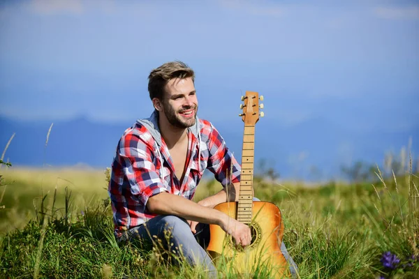 Un vagabundo soñador. Concepto de vagabundeo. Inspirando la naturaleza. Músico buscando inspiración. Verano vacaciones altiplano naturaleza. Tiempo agradable a solas. Humor pacífico. Tipo con guitarra contemplar la naturaleza — Foto de Stock