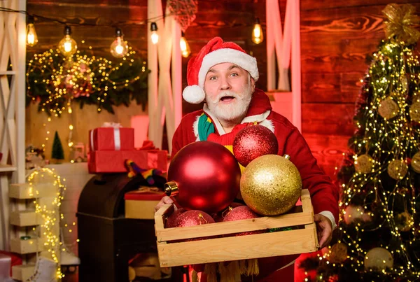 De kerstman. Opa met speelgoed. Winterverkoop. Oudere mensen. Volwassen man met witte baard. Opa met baard viert kerst. Thuis versieren. Kerstsfeer. Kerstversiering — Stockfoto