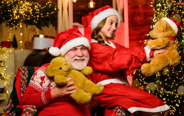 家族の伝統の概念。クリスマス・イブボクシングの日だ幸せな子供時代祖父母の所へ子供はサンタクラスでクリスマスをお楽しみください。孫娘はおじいちゃんと時間を過ごす。家族の家だ家族の時間 — ストック写真