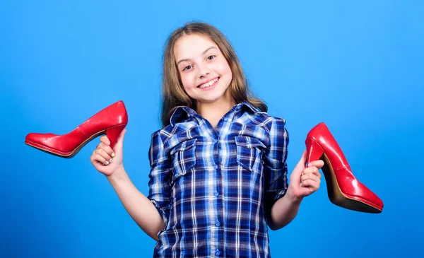 Glamour hoge hakken. Geweldige rode glossy stiletto schoenen. Klein fashionista kind met hoge hakken. Ik wil sneller opgroeien. Elk meisje droomt over modieuze hoge hakken. Schoenenwinkel. Winkeldag — Stockfoto