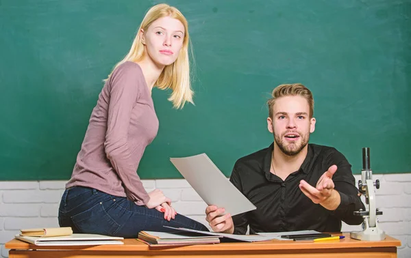 学生は試験前に勉強する。大学入試に合格した。教室の黒板の背景の学生。教育の概念。大学入試最終試験の準備 — ストック写真