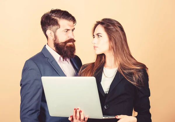 Reunião de negócios. Homem barbudo gerente mostrar relatório financeiro laptop. A discutir os progressos. Mulher e colega a trabalhar juntos. Plano de negócios. Senhora de negócios e diretor ou chefe de surf internet — Fotografia de Stock