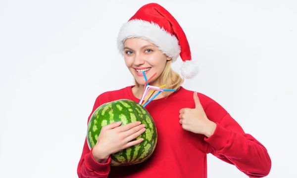 丰富的维生素定量概念。 圣诞节后怎么排毒啊？ 女孩戴大礼帽喝西瓜、维生素、鸡尾酒、稻草. 冬季维生素水果配给。 女人喜欢喝维生素饮料。 圣诞节后的排毒 — 图库照片