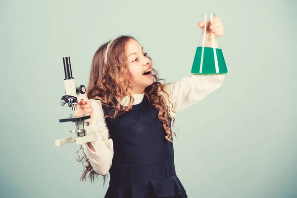 Επιστημονική έρευνα στο εργαστήριο. Μικρό κορίτσι με μικροσκόπιο. μάθημα παιδικής μελέτης. Ανακάλυψε το μέλλον. πίσω στο σχολείο. γνώση της εκπαίδευσης. μικρό κορίτσι επιστήμονας με φιάλη δοκιμής. Βιολογικό δείγμα — Φωτογραφία Αρχείου