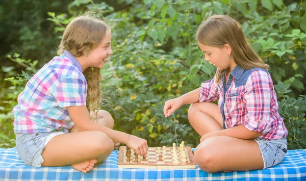 Моя очередь. достойные противники. развивать скрытые способности. Две сконцентрированные девушки играют в шахматы. шахматы играют сестры. опытных детей. Включи свой мозг. Заставить мозг работать. развитие раннего детства — стоковое фото