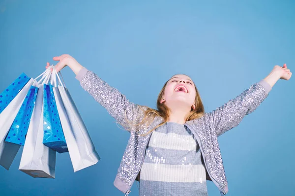 Meisje met bos pakketten. Seizoensgebonden verkoop. Mode meisje klant. Gelukkig kind in de winkel met zakken. Winkelen dag geluk. Verjaardag meisje winkelen. Fashion boutique. Modetrend. Mode winkel — Stockfoto