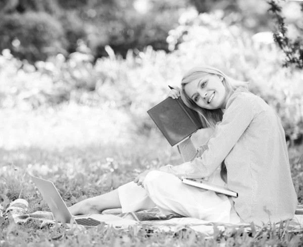 Menina com diário de negócios criar sua agenda diária. Mulher relaxar fundo natureza. Poupe tempo para relaxar. Crie uma pausa para si mesmo. Gestão de tempo inteligente. Poupa o teu tempo. Habilidade de gestão do tempo — Fotografia de Stock