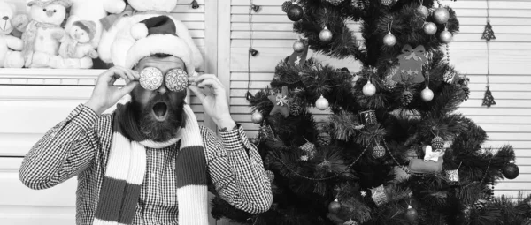 Jultomte med roliga ansikte med träd dekoration bollar — Stockfoto