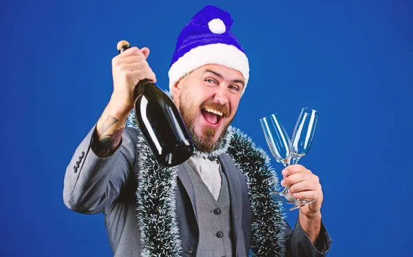 Vállalati buli ötletek Az alkalmazottak imádni fogják. Vállalati karácsonyi buli. A szakállas, vidám hipszter télapó pezsgőt és poharakat tart. Karácsonyi partiszervezők. A főnök készen áll az újévet ünnepelni. — Stock Fotó