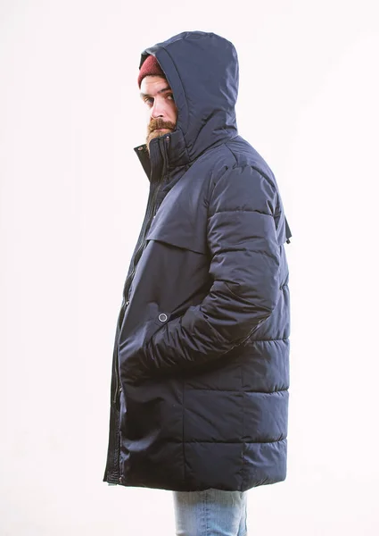 Vinter outfit. Hipster vinter mode. Killen bär hatt och svart vinterjacka. Snygg och bekväm. Vinter elegant herrkläder. Man bearded utmärker varm svart jacka parka isolerad på vit bakgrund — Stockfoto