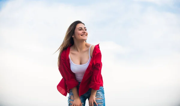 Conceito jovem e livre. Menina elegante ao ar livre. Estilo de rua. A maioria dos olhares orçamento amigável e maneiras de comprá-los. Roupa diária. Desenvolvendo próprio estilo. Mulher bonita gosta de usar roupas de rua — Fotografia de Stock