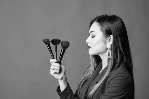 Elle a l'air en forme et confiante. Magasin professionnel de fournitures de maquillage. Cours de maquillage. Magnifique dame maquiller lèvres rouges. Femme attrayante appliquant une brosse de maquillage. Un teint parfait. Superbe beauté — Photo