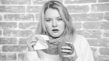 Bol içilmesi sıvı soğuk hızlı iyileşme sağlamak için önemli. Kız çay kupa ve doku tutun. Burun akıntısı ve diğer belirtiler soğuk. Soğuk algınlığı ve grip ilaçları. Daha fazla sıvı içecek soğuk algınlığından kurtulmak