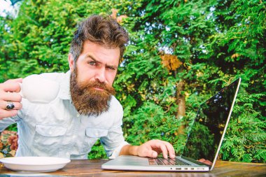 Uzak bir iş. Serbest meslek mesleği. Verimlilik için kafein güçlendirici. Online blog. Blogger serbest editör. İşkolik klişe. Kahveyi daha hızlı iç. Sakallı adam serbest işçi