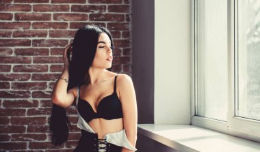 Tutkulu gizemli aşık. Sabah güneşışığının tadını çıkarıyorum. Şehvetli kız seksi göğüsler pencere kenarında rahatlatıcı. Çekici kadın iç çamaşırı sadece evde rahatlatıcı. Rol oyunları hayranıyım. Güzelliğinin tadını çıkarıyor