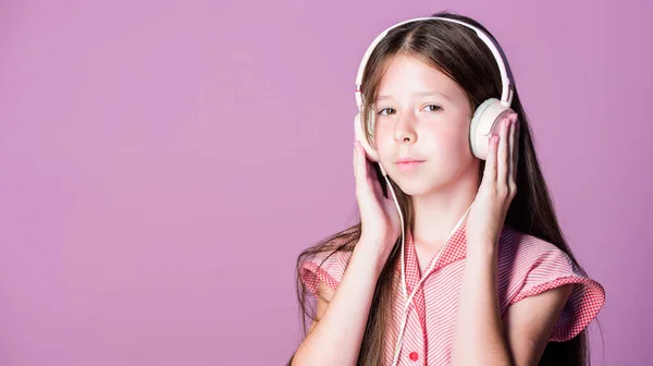Concentrated teenager. small girl pupil in headphones. girl listen to music. Audio book. back to school. study online. E learning with ebook. self education. Mp3 player. home schooling. copy space — Stock Photo, Image