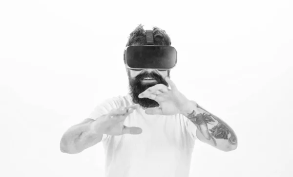 Homme portant des lunettes de réalité virtuelle. Homme barbu portant des lunettes de réalité virtuelle en studio. Expérience de réalité virtuelle . — Photo