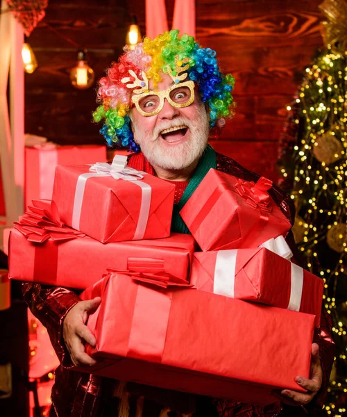 Hocus pocus. Espíritu navideño. Payaso alegre peinado colorido. Entretenimiento. Vacaciones de invierno. Decoraciones navideñas en casa. Hombre mayor barbudo celebrar la Navidad. Hombre maduro con barba blanca — Foto de Stock