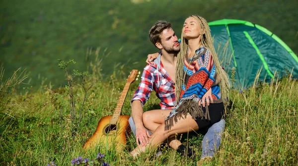 Familie reizen. Zomervakantie. Vriendje vriendin gitaar bij campingtent. Kamperen vakantie. Een wandelende romance. Kamperen in de bergen. Verliefd stel gelukkig ontspannen natuur achtergrond. Liefde concept — Stockfoto