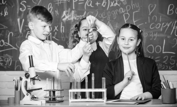 Los alumnos estudian química en la escuela. La sustancia química se disuelve en otra. Los niños disfrutan del experimento químico. Explorar es tan emocionante. La reacción química ocurre cuando la sustancia se transforma en nuevas sustancias — Foto de Stock