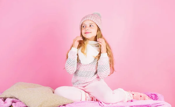 Conceito de acessório de inverno. Menina longo cabelo sonhador humor rosa fundo. Kid sorrindo desgaste de malha acessório. Menina criança usar bonito tricotado chapéu elegante e cachecol acessório. Inverno acessório de moda — Fotografia de Stock