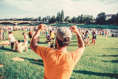 Biri için mutlu olmak. Mutlu hayran. Mutlu hipster yaz manzara kazanan jest yapıyor. Hipster rahat giyim açık mutlu duygular ile gesturing