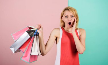 İndirim ve sadakat programı. Gerçek satış. Alışveriş turundaki bir kadın. Perakende ve tüketim. Ekoloji çarpması. Alışverişinden memnun. Kağıt torbalı kız. Kara Cuma konsepti. Mutlu alışveriş günleri.