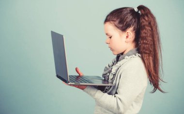 Programlama çalış. Blog konsepti. Dizüstü bilgisayarı olan kız. Bilgisayarı kullanan küçük bir çocuk. İnternette hayat. İnternette sörf yapmak. Kendi blogunu oluştur. Kişisel blog. Sosyal ağlar ve blog. Bilgi kaynağı