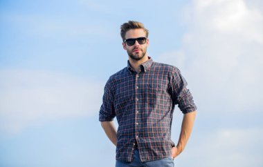 Berber dükkanı konsepti. Gözlüklü iş adamı. Güven ve karizma. Erkek modası. Çok moda görünüyor. Seksi erkek gökyüzü arka planı. Maço, tıraşsız bir adam. Erkekler güzellik ve cinsellik. Gerçek erkekler.