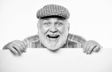 Çok mutluyum. Alanı yatıştıran bilgileri kopyalayın. iş arama. Yardıma ihtiyacım var. Kıdemli sakallı adam afiş üzerinde yer duyuru. retro şapkalı mutlu olgun adam. Reklam. Reklam dükkanı