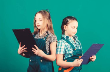 Foreman müfettişi. Tamir et. Güvenlik uzmanı. Geleceğin mesleği. İnşaat mühendisi mimar. Plan dosyası olan bir çocuk işçi. Çocuk bakımı. Küçük kız atölyede tamirat yapıyor. Evimize hoş geldiniz..