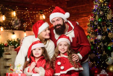 Ailenle vakit geçir. Aile dostu kış tatili. İyi tatiller. Aile geleneği. Aileler ve çocuklar Noel için heyecanlı. Sakallı adam ve anne ve tatlı kızları Noel arifesinde