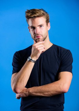 Pahalı bir aksesuar. Kendine güvenen maço lüks saat mavi arka plan. Saatler uygundur. Saat tamiri. Dakik ol. Yakışıklı hippi kol saati takan bir adam. Kronometre olarak işlev