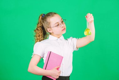 Eğitim kavramı. Güvenlik önlemleri. Küçük çocuk çalışması. Kimya dersi. Eğitici deney. Kimya eğlencesi. Bilgi günü. Renkli kimyasal sıvıları olan liseli kız. Kimya ile eğlenmek