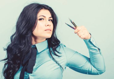 Kirpik uzatma işlemi. Güzellik. Kalıcı Makyaj. güzel kadın kirpik ustası cımbız tutun. Kaş Düzeltme. kaşlar için özel bir araç ile usta kozmetolojist. Makyaj yapan kadın