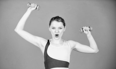 Sağlıklı yaşam konsepti. Kadın dumbbells ile egzersiz. Dumbbells ile Fitness egzersizleri. Dumbbells ile egzersiz. Kız pembe dumbbells tutun. Dişi için biceps egzersizleri. Yaşam sağlıklı yaşam