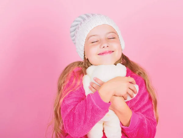 Ребенок маленькая девочка игривая держать плюшевую игрушку плюшевого медвежонка. Уникальные прикрепления к мягким игрушкам. Медведи Тедди улучшают психологическое благополучие. Малышка милая девушка играть с мягкой игрушкой плюшевый мишка розовый фон — стоковое фото