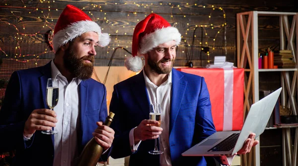 Evalueer zakelijk succes. Mannen zakenpartners drinken champagne. Feestconcept. Vier succesvol jaar. Zakenmensen drinken champagne vieren succes. Collega 's vieren nieuwjaar — Stockfoto