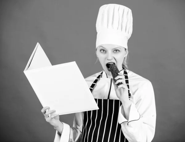 Aç. Restoran Menüsü bulunmaktadır. Yemek Diyet. Ev hanımı ile aşçılık kitabı. Mutfak profesyonel aşçı salatalık yiyin. Mutfağı. aşçı şapka ve önlük kadın. mutlu kadın tarifi sağlıklı gıda pişirme — Stok fotoğraf