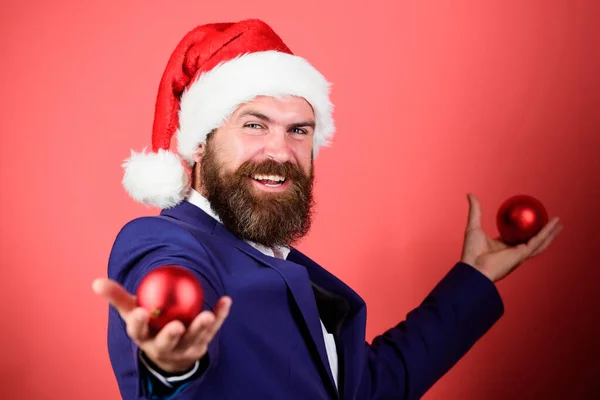 Férias de inverno. Humor de Natal. Espalhe a atmosfera mágica do Natal. Radie a generosidade do Natal. Dar é melhor do que receber. Homem com barba segurar bolas vermelhas Natal decorações foco seletivo — Fotografia de Stock