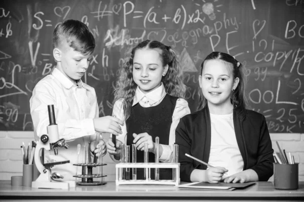 Los niños disfrutan del experimento químico. Explorar es tan emocionante. La reacción química ocurre cuando la sustancia se transforma en nuevas sustancias. Los alumnos estudian química en la escuela. Sustancia química se disuelve en otra — Foto de Stock