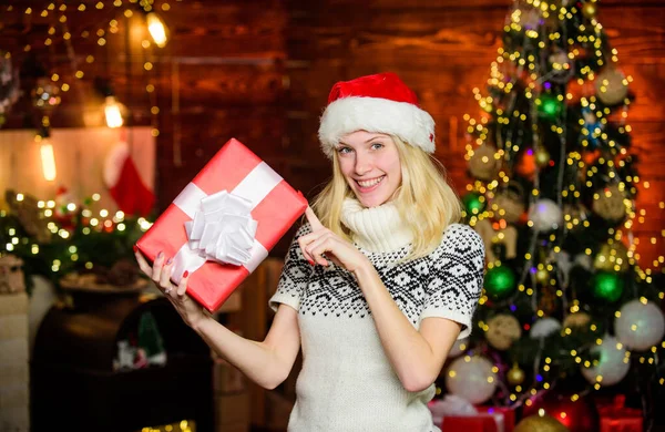 Férias de inverno. Conceito de compras. Uma mulher bonita celebra o Natal. Presente perfeito é a combinação de entrega pensamento e apresentação. Como escolher o presente perfeito. Menina Papai Noel com caixa de presente — Fotografia de Stock