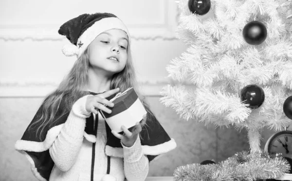 Wiecie co wewnątrz pola. Zimowe wakacje tradycji. Dzieciak z prezentem. Powodu dzieci kocham Boże Narodzenie. Dziewczyna świętować Boże Narodzenie otwarte pudełko. Santa przynieść jej dar. Rozpakowanie świąteczny prezent — Zdjęcie stockowe
